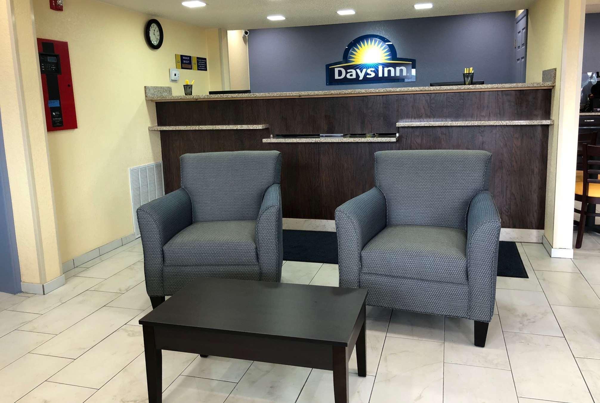 Days Inn By Wyndham Чарльз-Таун Экстерьер фото
